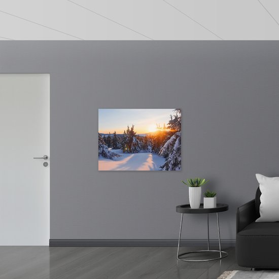 Poster Glanzend – Zonsondergang achter Bomen in Besneeuwd Landschap - 100x75 cm Foto op Posterpapier met Glanzende Afwerking