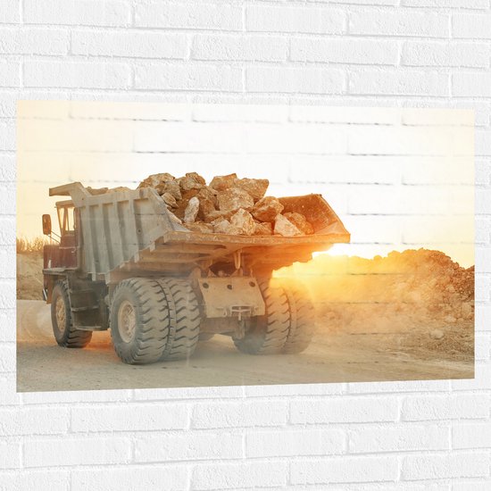Muursticker - Zonsondergang achter Grote Laadwagen vol Grote Keien - 105x70 cm Foto op Muursticker