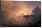 Dibond - Zon achter Donkere Regenwolken - 60x40 cm Foto op Aluminium (Wanddecoratie van metaal)