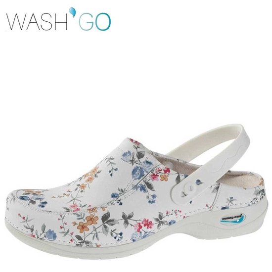 Witte klomp met een veelkleurige bloemenprint en een beige, verstelbare band.