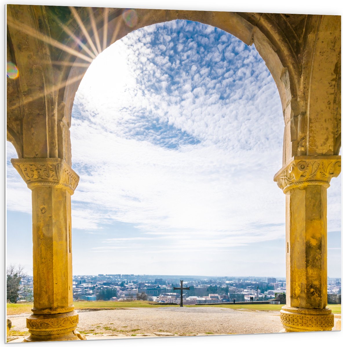 PVC Schuimplaat- Zon door Sluierbewolking op Ingang van Stenen Tempel - 100x100 cm Foto op PVC Schuimplaat
