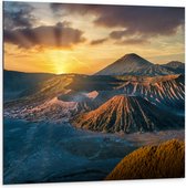 Dibond - Zonsondergang verdwijnend achter Bergen in Vulkaangebied - 100x100 cm Foto op Aluminium (Wanddecoratie van metaal)
