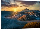Dibond - Zonsondergang verdwijnend achter Bergen in Vulkaangebied - 100x75 cm Foto op Aluminium (Wanddecoratie van metaal)