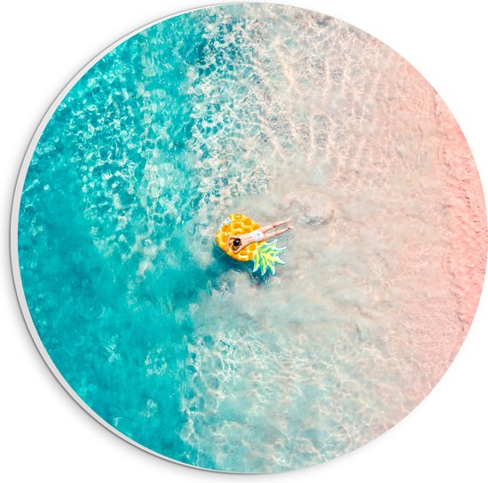PVC Schuimplaat Muurcirkel - Bovenaanzicht van Vrouw Liggend op Floatie in Heldere Oceaan - 20x20 cm Foto op Muurcirkel (met ophangsysteem)