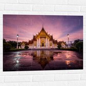 Muursticker - Boeddhistische Wat Benchamabophit Tempel met Gouden Details in Bangkok, Thailand - 80x60 cm Foto op Muursticker