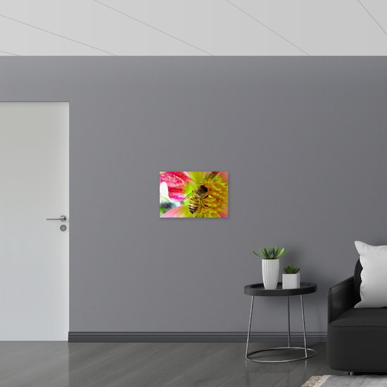 Hout - Drinkende Wesp uit Midden van Roze Bloem - 60x40 cm - 9 mm dik - Foto op Hout (Met Ophangsysteem)