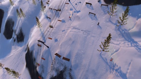 Een luchtweergave van skiërs op besneeuwde hellingen met skiliften en bomen.