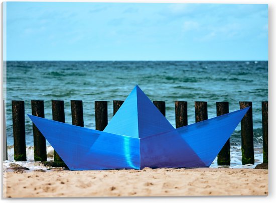 Acrylglas - Blauwe Orgami Boot Gestrand op het Strand aan de Zee - 40x30 cm Foto op Acrylglas (Wanddecoratie op Acrylaat)