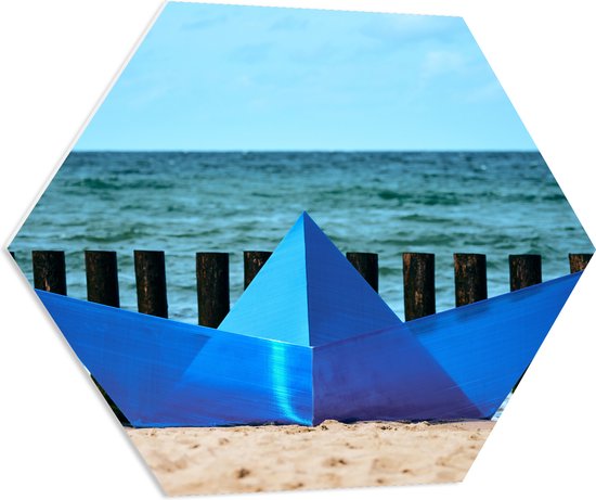 PVC Schuimplaat Hexagon - Blauwe Orgami Boot Gestrand op het Strand aan de Zee - 80x69.6 cm Foto op Hexagon (Met Ophangsysteem)