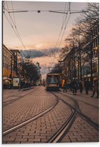 Dibond - Tram door de Straten van Amsterdam - 40x60 cm Foto op Aluminium (Wanddecoratie van metaal)