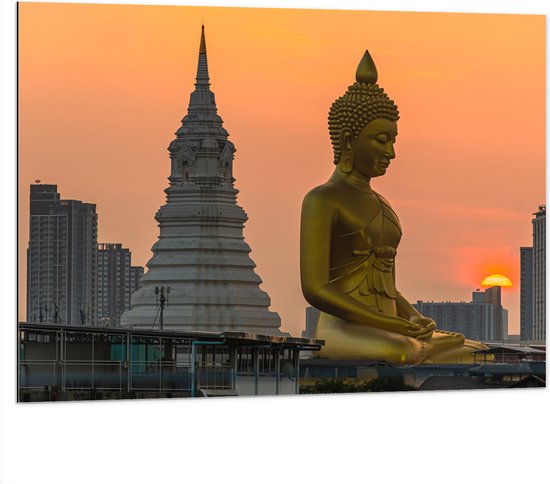 Dibond - Wat Paknam Phasi Charoen Tempel met Mega Goudkleurige Buddha tijdens Zonsondergang in Bangkok, Thailand - 100x75 cm Foto op Aluminium (Met Ophangsysteem)