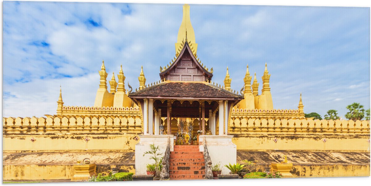 Vlag - Vooraanzicht van Pha That Luang Tempel in Vientiane onder Sluierbewolking, Laos - 100x50 cm Foto op Polyester Vlag