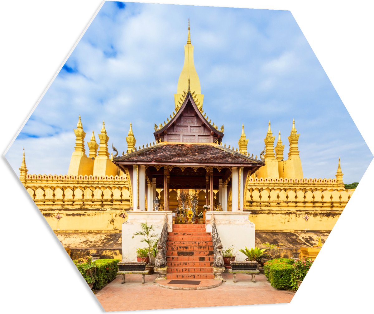 PVC Schuimplaat Hexagon - Vooraanzicht van Pha That Luang Tempel in Vientiane onder Sluierbewolking, Laos - 70x60.9 cm Foto op Hexagon (Met Ophangsysteem)