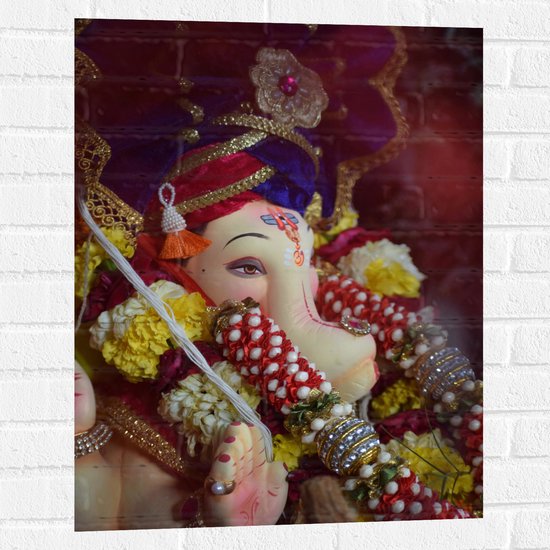 Muursticker - Foto van Ganesha Beeld in Verschillende Kleuren met Bloemen - 60x80 cm Foto op Muursticker