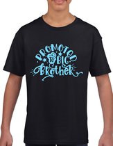 Grote broer - - Kinder T-Shirt - Zwart - Maat 110 /116 - T-Shirt leeftijd 5 tot 6 jaar - Grappige teksten - Cadeau - Shirt cadeau - Grote broer - poppetje - verjaardag -