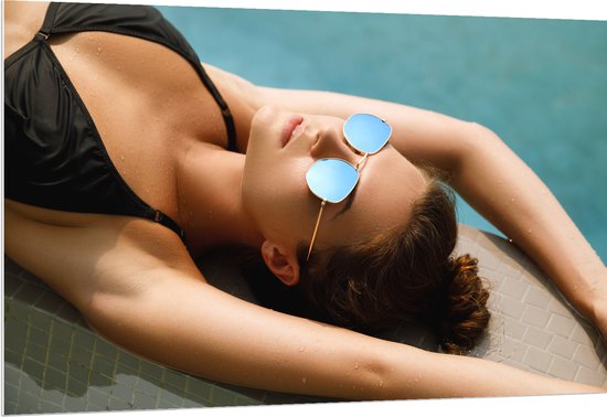 PVC Schuimplaat- Vrouw in Zwarte Bikini Liggend op Zwembadrand - 150x100 cm Foto op PVC Schuimplaat