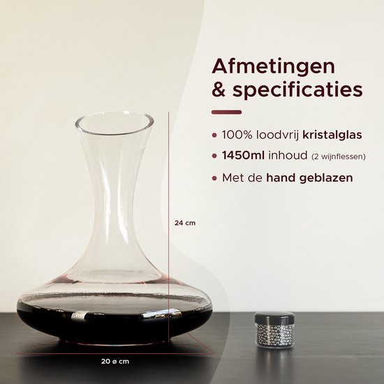 Carafe à vin en verre avec indication des dimensions (24 cm de haut, 20 cm de large).