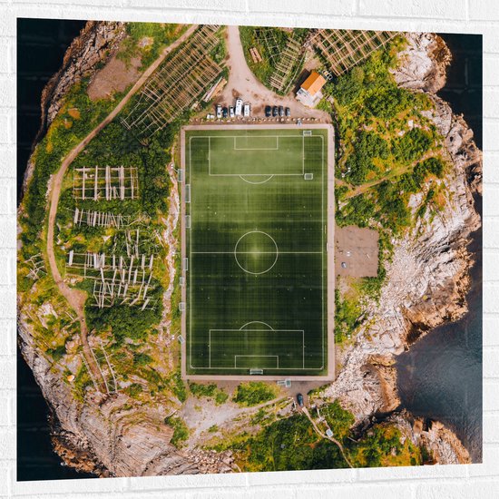 Muursticker - Bovenaanzicht van het Henningsvaer Voetbal Stadion in Noorwegen - 100x100 cm Foto op Muursticker