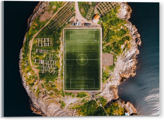 Acrylglas - Bovenaanzicht van het Henningsvaer Voetbal Stadion in Noorwegen - 40x30 cm Foto op Acrylglas (Met Ophangsysteem)