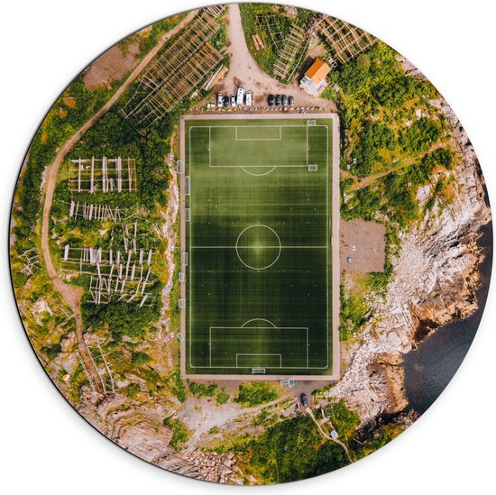 Dibond Muurcirkel - Bovenaanzicht van het Henningsvaer Voetbal Stadion in Noorwegen - 70x70 cm Foto op Aluminium Muurcirkel (met ophangsysteem)