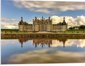 WallClassics - PVC Schuimplaat - Water voor Kasteel van Chambord, Frankrijk met Schapenwolken - 80x60 cm Foto op PVC Schuimplaat (Met Ophangsysteem)