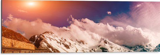 Dibond - Bergtoppen in Dicht Wit Wolkenveld bij Zonsondergang - 90x30 cm Foto op Aluminium (Wanddecoratie van metaal)
