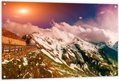 Tuinposter – Bergtoppen in Dicht Wit Wolkenveld bij Zonsondergang - 120x80 cm Foto op Tuinposter (wanddecoratie voor buiten en binnen)