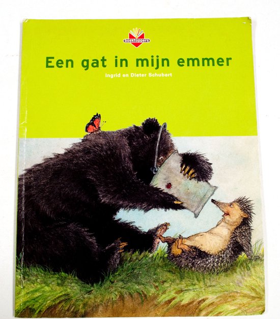 Boek kaft met een beer en een egel. De beer heeft een emmer op zijn hoofd en een vlinder op zijn rug.