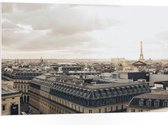 PVC Schuimplaat- Uitzicht van Parijs met in de Achtergrond de Eiffeltoren, Frankrijk - 105x70 cm Foto op PVC Schuimplaat