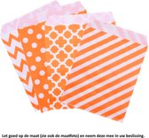 Papieren Zakjes - Oranje Wit – Mix van patronen – 25 Stuks – 13 x 18 cm – Gift Bag – Geschenkzakjes – Cadeau – Cadeauzakjes - Fournituren - Traktatie - Snoep - Koek - Papier is beter voor het milieu