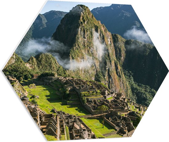 WallClassics - PVC Schuimplaat Hexagon - Uitzicht over Dorpje Machu Picchu in Peru - 80x69.6 cm Foto op Hexagon (Met Ophangsysteem)