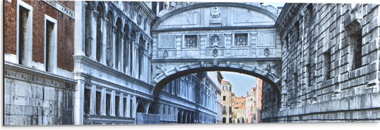 Dibond - Brug der Zuchten boven Smalle Rivier in Venetie, Italië - 90x30 cm Foto op Aluminium (Wanddecoratie van metaal)