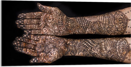 Acrylglas - Henna Patroon op Handen van Vrouw tegen Zwarte Achtergrond - 100x50 cm Foto op Acrylglas (Wanddecoratie op Acrylaat)