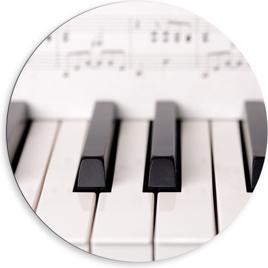 Dibond Muurcirkel - Close-up van Notenbladen bij Toetsen van Piano - 80x80 cm Foto op Aluminium Muurcirkel (met ophangsysteem)