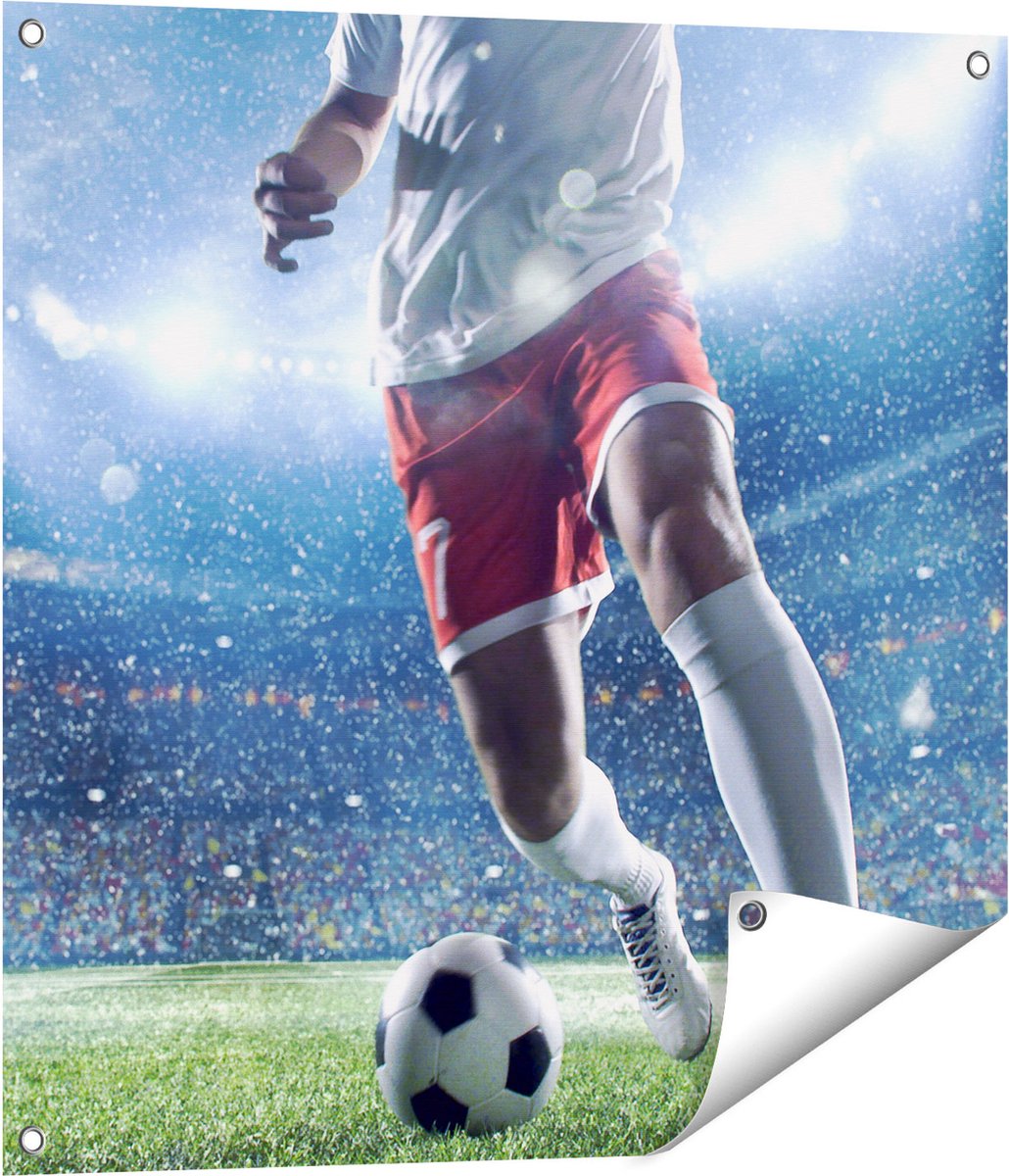 Gards Tuinposter Voetbal Speler met de Bal in een Druk Stadion - 70x70 cm - Tuindoek - Tuindecoratie - Wanddecoratie buiten - Tuinschilderij Multikleur