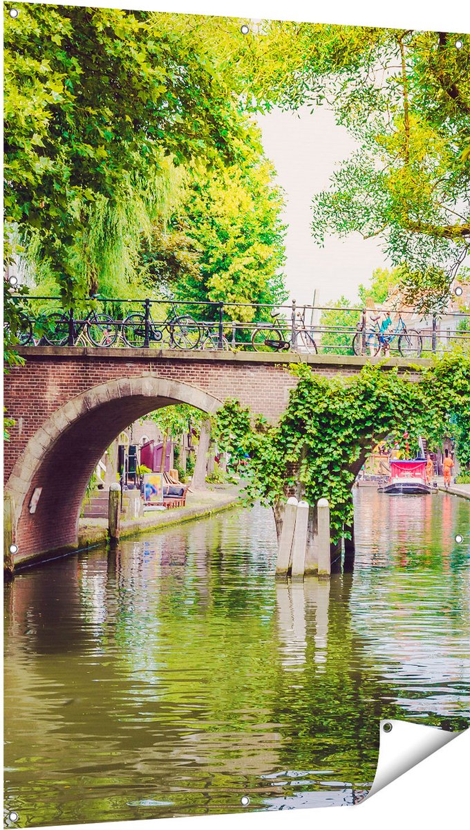 Gards Tuinposter Dichtbegroeide Brug op de Oudegracht in Utrecht - 100x150 cm - Tuindoek - Tuindecoratie - Wanddecoratie buiten - Tuinschilderij Multikleur