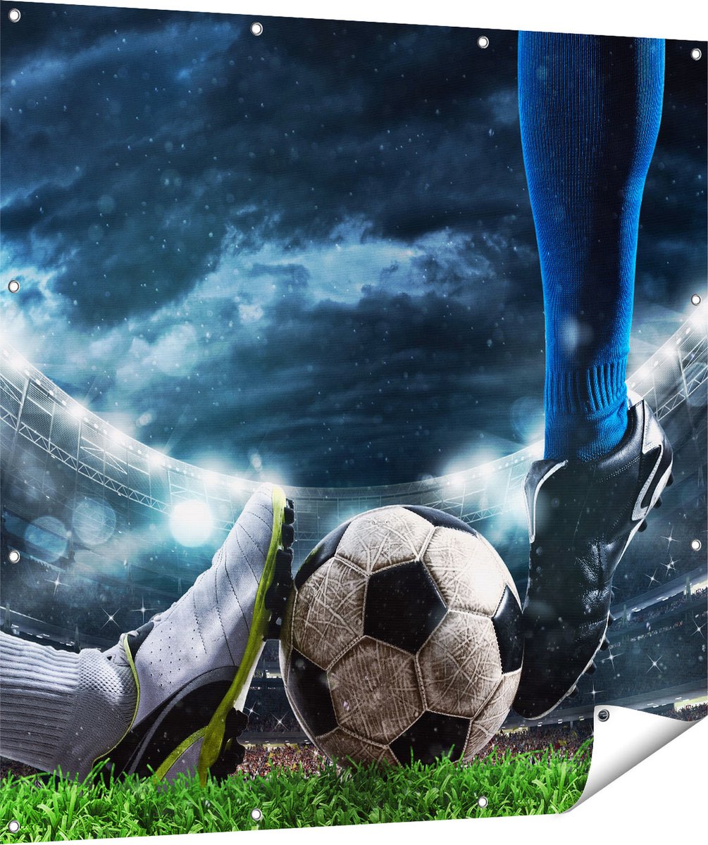 Gards Tuinposter Voetbal Sliding op de Bal in het Stadion - 120x120 cm - Tuindoek - Tuindecoratie - Wanddecoratie buiten - Tuinschilderij Multikleur