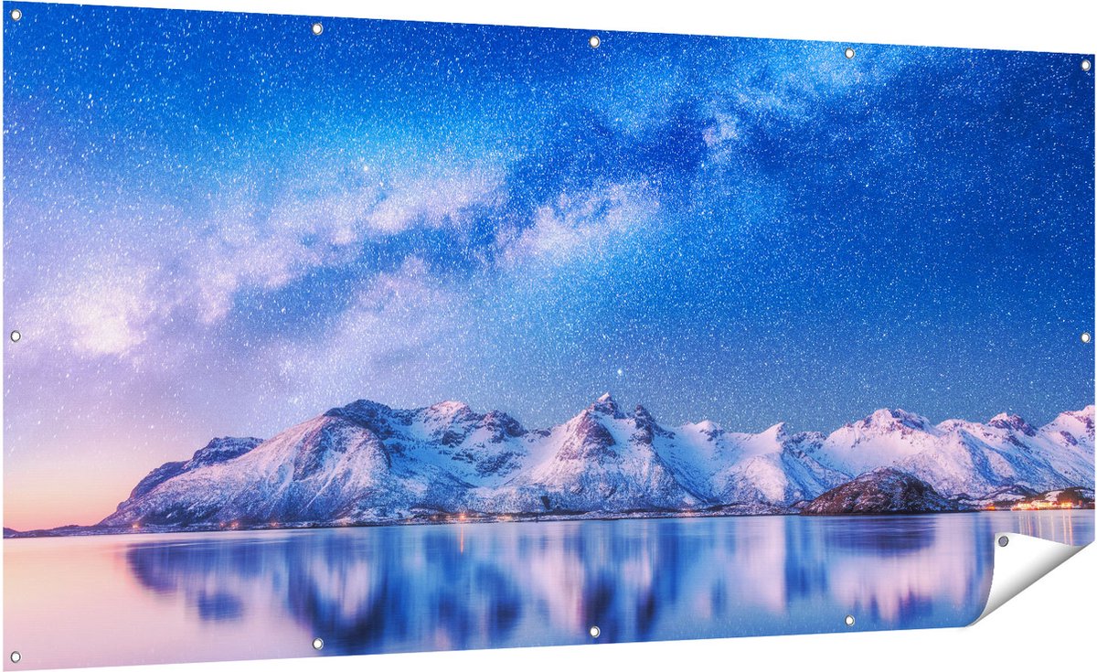 Gards Tuinposter Melkweg bij Besneeuwde Bergen - 200x100 cm - Tuindoek - Tuindecoratie - Wanddecoratie buiten - Tuinschilderij Multikleur