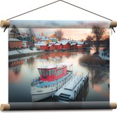 Textielposter - Verlaten Boot op het Water - 40x30 cm Foto op Textiel