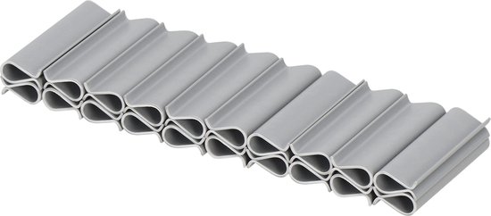 Grijze plastic klemmen in een rij, ontworpen om vlechtband aan een hek te bevestigen.