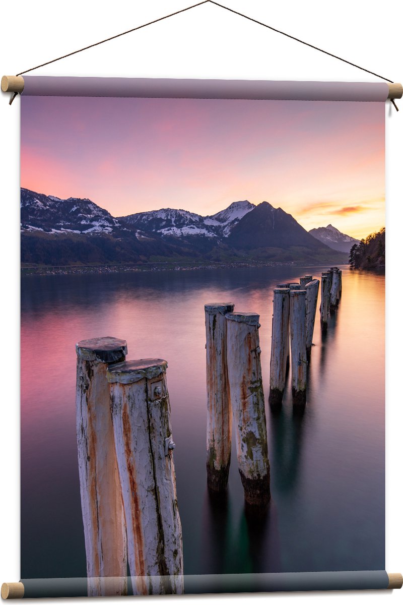 Textielposter - Houten Palen in het Meer van Berggebied tijdens Zonsondergang met Paarse G