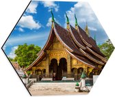 Dibond Hexagon - Goud met Bruine Wat Xiengthong Tempel in Luang Pabrang, Laos - 40x34.8 cm Foto op Hexagon (Met Ophangsysteem)