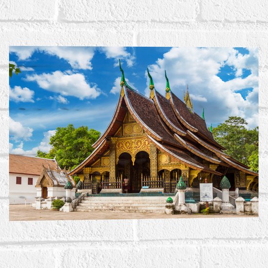 Muursticker - Goud met Bruine Wat Xiengthong Tempel in Luang Pabrang, Laos - 40x30 cm Foto op Muursticker