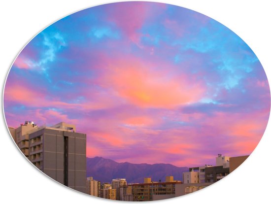 PVC Schuimplaat Ovaal - Felkleurige Lucht boven Gebouwen in het Blauw met Roze en Paars - 96x72 cm Foto op Ovaal (Met Ophangsysteem)