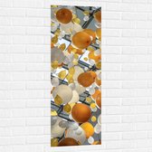 Muursticker - Witte en Oranje Ballonnen Zwevend in de Lucht - 40x120 cm Foto op Muursticker