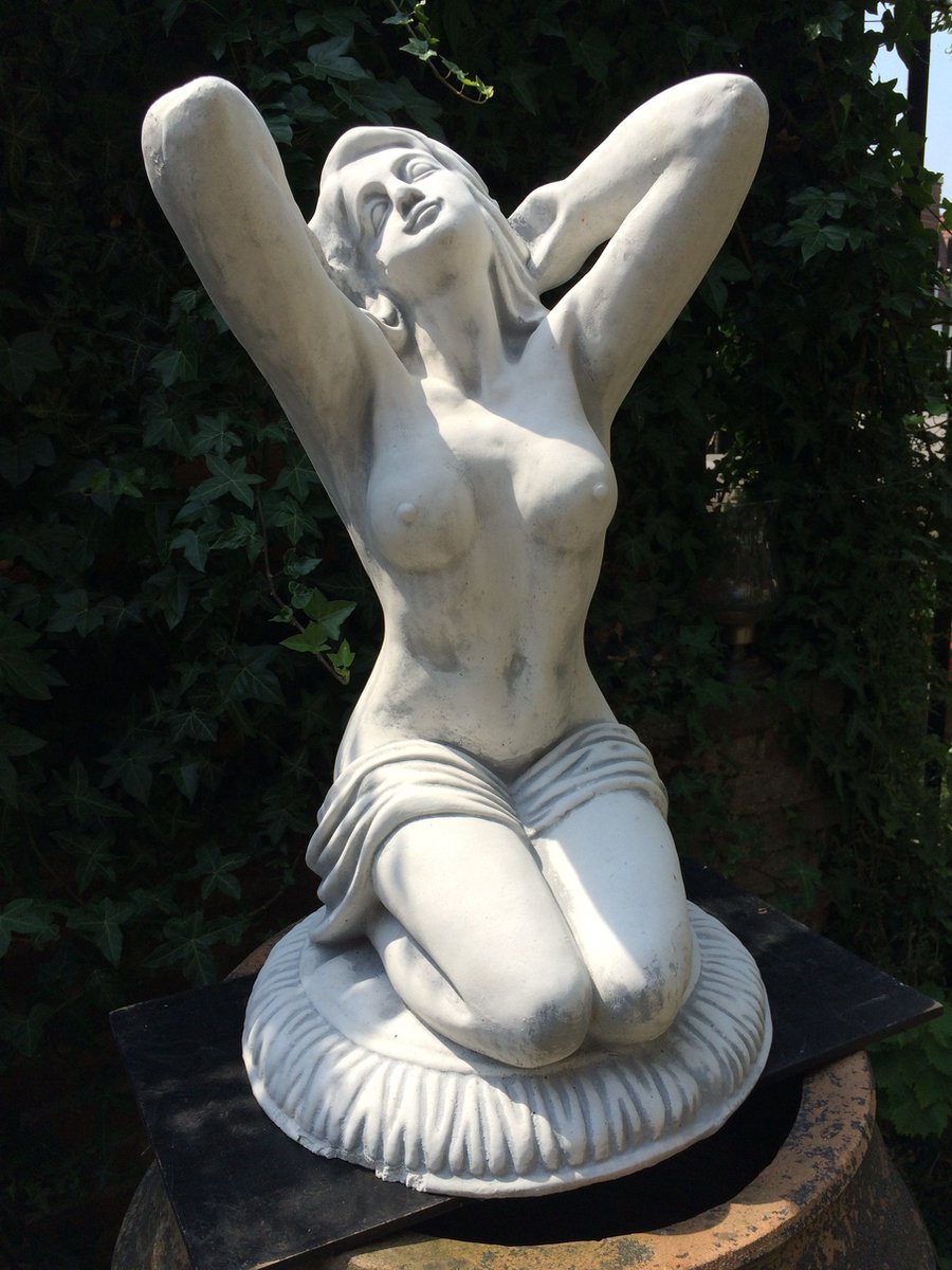Mooi vol stenen beeld van een naakte knielende vrouw - tuinbeeld vrouw