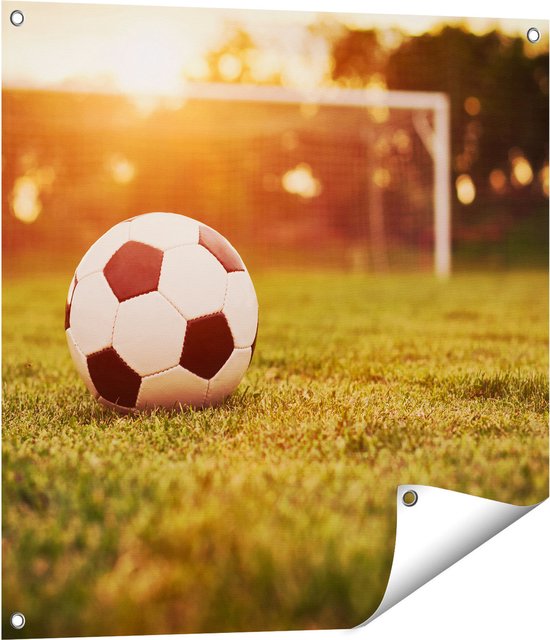 Gards Tuinposter Voetbal met Goal tijdens Zonsondergang - 70x70 cm - Tuindoek - Tuindecoratie - Wanddecoratie buiten - Tuinschilderij