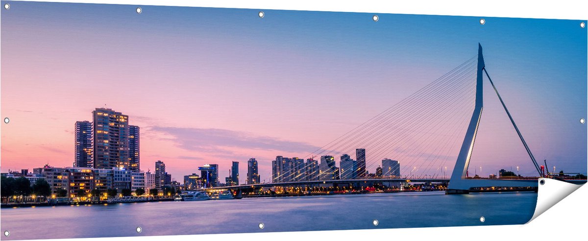 Gards Tuinposter Erasmusbrug in Rotterdam met Zonsondergang - 210x70 cm - Tuindoek - Tuindecoratie - Wanddecoratie buiten - Tuinschilderij Multikleur