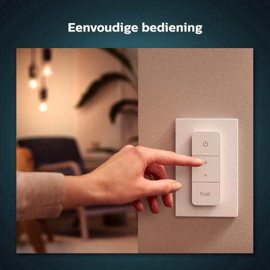 Vinger drukt op de aan/uit knop van de Philips Hue dimmer switch.