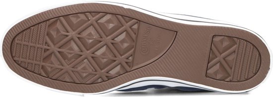 Bruine rubberen buitenzool van een donkerblauwe Converse All Star sneaker met 'Converse All Star' logo.
